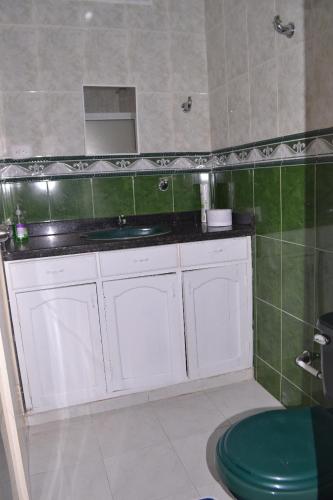 a bathroom with a white sink and a mirror at Casa para Vacaciones Riohacha in Ríohacha