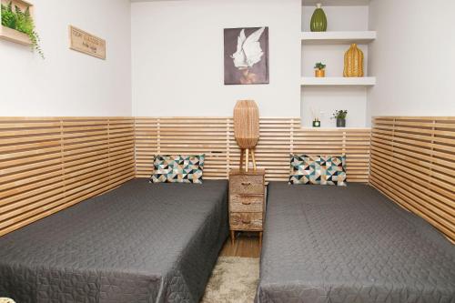 een slaapkamer met 2 bedden en een nachtkastje ertussen bij Sunshine Apartment Fuengirola in Fuengirola