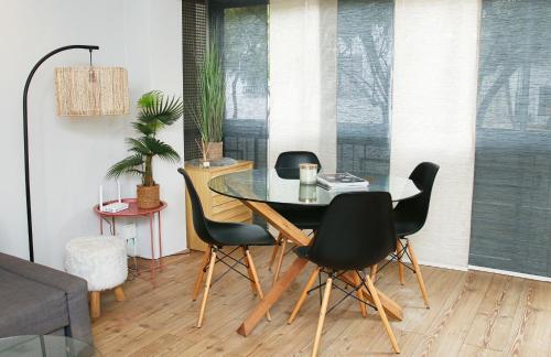 ein Esszimmer mit einem Tisch und 4 Stühlen in der Unterkunft Sunshine Apartment Fuengirola in Fuengirola