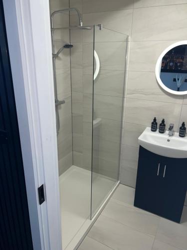 La salle de bains est pourvue d'une douche et d'un lavabo. dans l'établissement 128 Anfield Road, à Liverpool