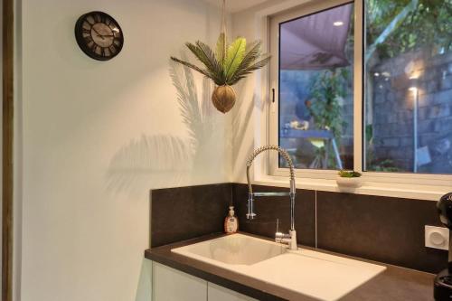 a kitchen with a sink and a window at Appartement les petits Baobabs 2 in Mamoudzou