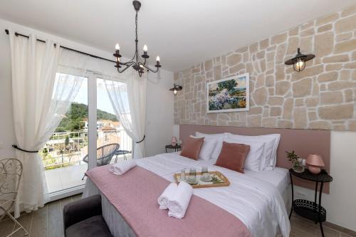ein Schlafzimmer mit einem großen Bett und einem Tablett darauf in der Unterkunft Tilagus holiday villa - Nostromo in Žman