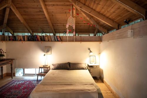 una camera con un grande letto in una stanza con soffitti in legno di Villa Appetite a Marmari
