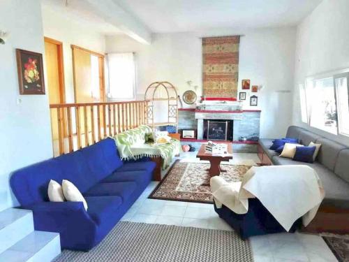 A seating area at Peaceful cottage with incredible panoramic view