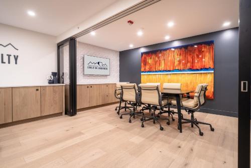 TV a/nebo společenská místnost v ubytování Lodge at Vail Condominiums
