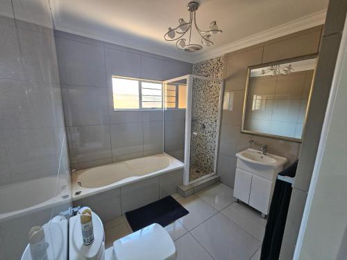 une salle de bain avec une baignoire, des toilettes et un lavabo dans l'établissement Ridge Guest House, à Durban