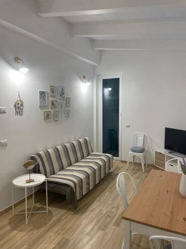 a living room with a couch and a table at Cà di Giaco lodge in Moneglia