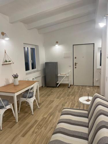 a living room with a table and chairs and a dining room at Cà di Giaco lodge in Moneglia