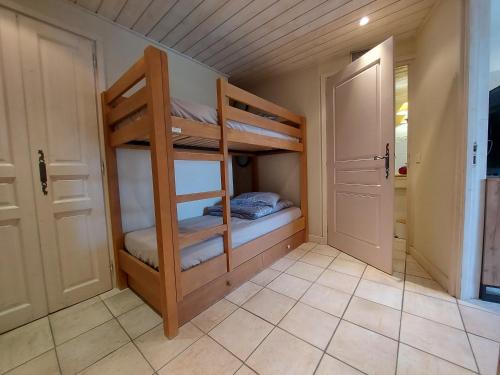 a room with two bunk beds in a room at Rare : au bord du lac d’Annecy, cosy appartement en rez de jardin avec terrasse privative in Duingt