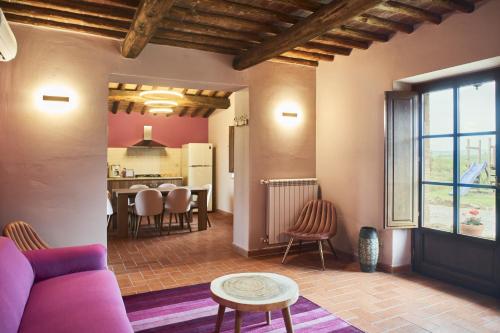 ein Wohnzimmer mit einem Sofa und einem Tisch in der Unterkunft Podere Sant'Antonio in Asciano