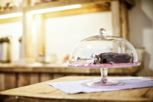 a cake in a glass dish on a table at Locanda Del Silenzio Residence in Macra
