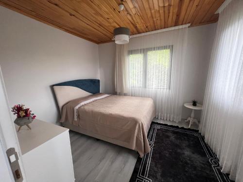 - une petite chambre avec un lit et une fenêtre dans l'établissement Ayliya köy evi, à Trabzon