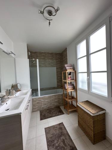 a bathroom with a sink and a bath tub at Disneyland Paris, vallée village ,Paris , villa, garden , Syline Home, 120 m2 in Serris