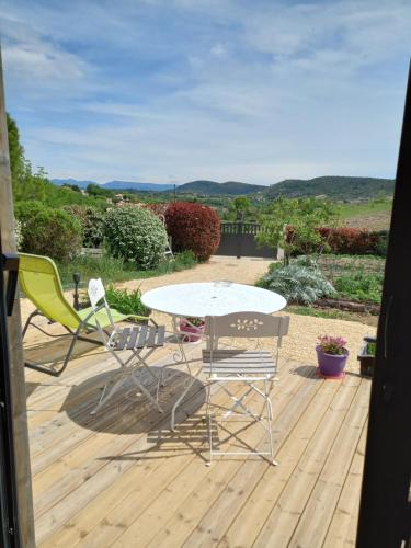 Photo de la galerie de l'établissement "Plus belle l'Ardèche" Studio de jardin et piscine, à Vinezac