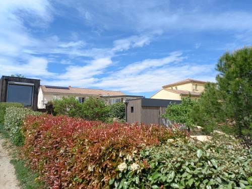 Photo de la galerie de l'établissement "Plus belle l'Ardèche" Studio de jardin et piscine, à Vinezac