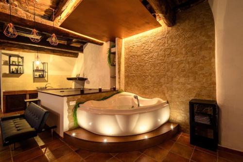 ein großes Bad mit einer Badewanne und einem Waschbecken in der Unterkunft Relais il Duomo con SPA privata in Sutri