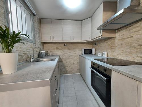 Η κουζίνα ή μικρή κουζίνα στο Anastasia's apartment with yard