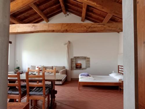 salon z 2 łóżkami i stołem w obiekcie Rocca Corneta w mieście Palazzuolo sul Senio