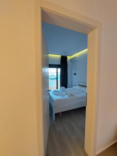 een slaapkamer met een bed door een deuropening bij Villa Vento in Ksamil