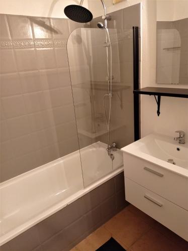 une salle de bain avec une douche, une baignoire et un lavabo dans l'établissement Appartement proche Cité médiévale et centre ville - Parking privé, à Carcassonne