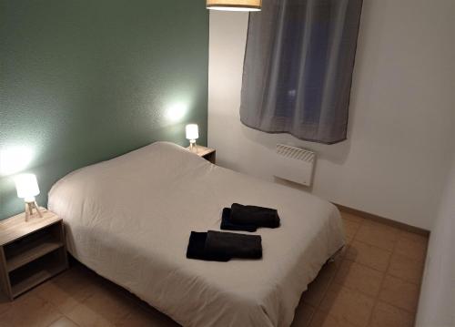 Un pat sau paturi într-o cameră la Appartement proche Cité médiévale et centre ville - Parking privé