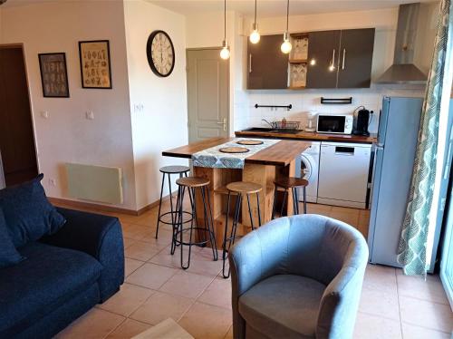 - une cuisine avec un canapé et une table dans une chambre dans l'établissement Appartement proche Cité médiévale et centre ville - Parking privé, à Carcassonne