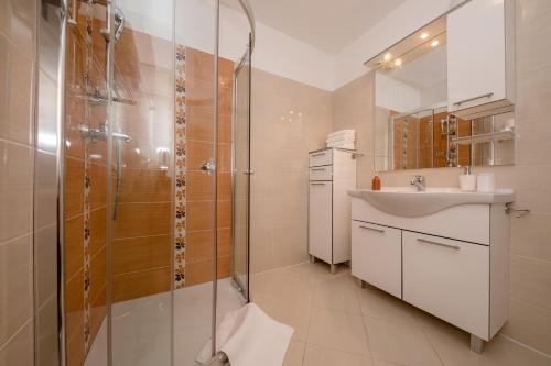 y baño con ducha y lavamanos. en Apartments Kos, en Supetarska Draga