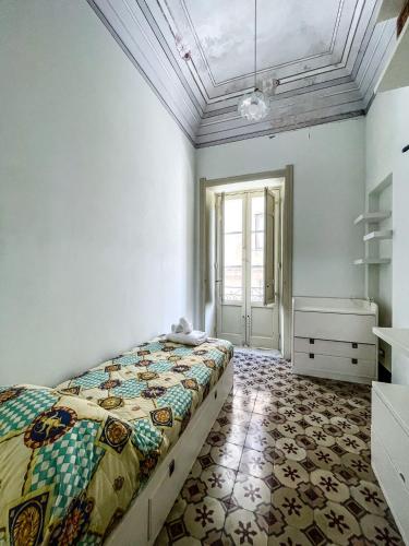 a bedroom with a bed in a room at L'isola Felice in Trapani