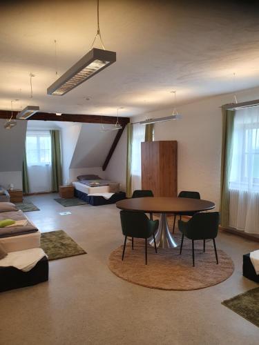 uma sala de estar com uma mesa e cadeiras e um sofá em Gutshof Seenland em Seekirchen am Wallersee
