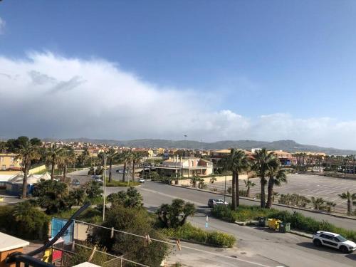 - une vue sur une ville avec des palmiers et une rue dans l'établissement Casa Porto Turistico, à Licata