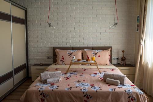 大特爾諾沃的住宿－Garden Gate Studio and Garage，一间卧室,床上放着鲜花