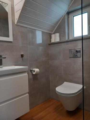 Koupelna v ubytování Domki na Komandorskiej Domki drewniane