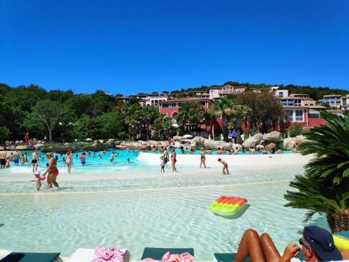 un groupe de personnes dans l'eau sur une plage dans l'établissement Vue Mer et clim Les Restanques Pivoines 1136, à Grimaud