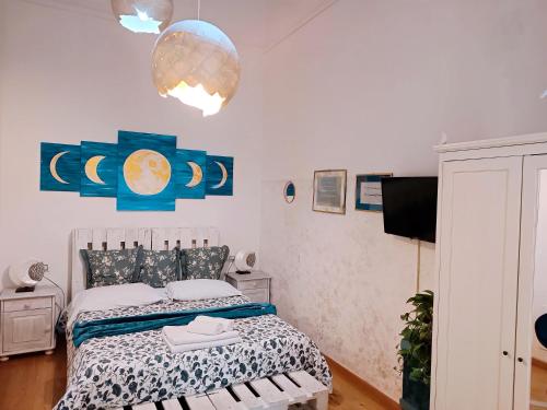 1 dormitorio con 1 cama y TV en The Smallest Hostel of Florence, en Florencia