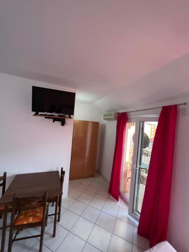 Ksenia Guesthouse Apartments and Studiosにあるテレビまたはエンターテインメントセンター