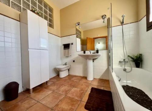 a bathroom with a tub and a sink and a toilet at Villa vacacional Águilas in Águilas