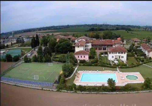 een luchtzicht op een groot landgoed met een zwembad bij La casetta rossa Desenzano del Garda in Desenzano del Garda