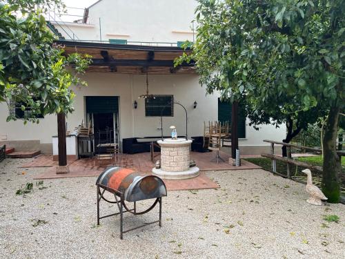 einen Garten mit einem Brunnen in der Mitte eines Gebäudes in der Unterkunft casa vacanze zona vesuviana in Palma Campania