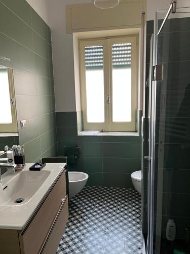 ein Badezimmer mit einem Waschbecken, einer Badewanne und einem WC in der Unterkunft casa vacanze zona vesuviana in Palma Campania