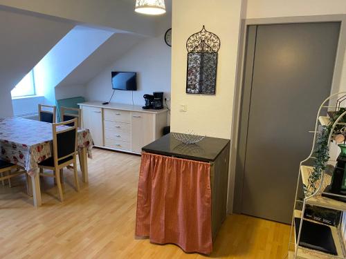 un salon avec une table et une salle à manger dans l'établissement Le petit montagnard, à Cauterets