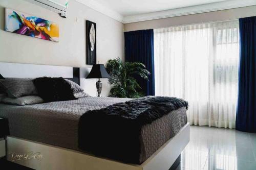 Ένα ή περισσότερα κρεβάτια σε δωμάτιο στο Luxury Condo w/pool in Kingston