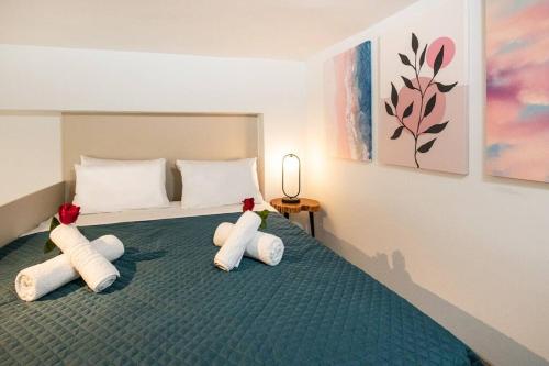 Un dormitorio con una cama con dos animales de peluche encima. en Ontas apartment in Kissamos, en Kissamos