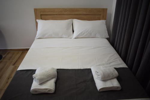 卡萨米尔Sunset Cottage 2的一间卧室，床上有两条毛巾