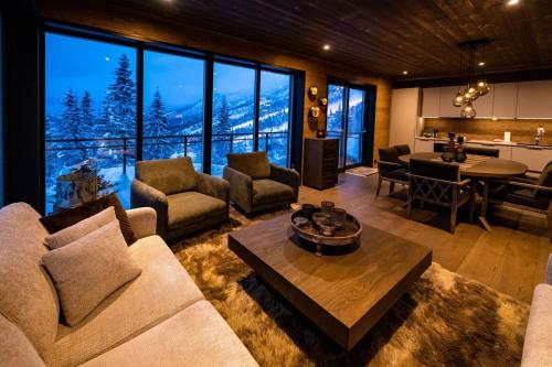 uma sala de estar com um sofá e uma mesa em Ny luksus leilighet -ski in out i Hemsedal Skarsnuten 905 em Hemsedal