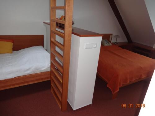 Ένα ή περισσότερα κρεβάτια σε δωμάτιο στο Apartmánový dům Bobrůvka