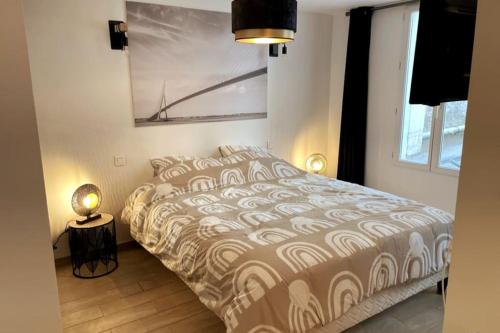 une chambre avec un lit et un tableau au mur dans l'établissement LE COSY - 2 Pers - Hyper centre de Fontainebleau, à Fontainebleau