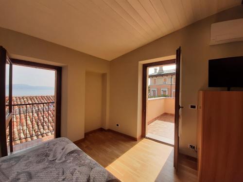 加爾尼亞諾的住宿－Casa castel，一间卧室设有一张床,阳台配有电视。
