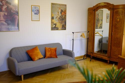 a living room with a blue couch and a mirror at Meta Biblioteka in Puławy