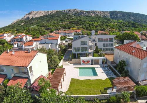 BELA - Apartment Baska mit Balkon und großzügiger Poolarea