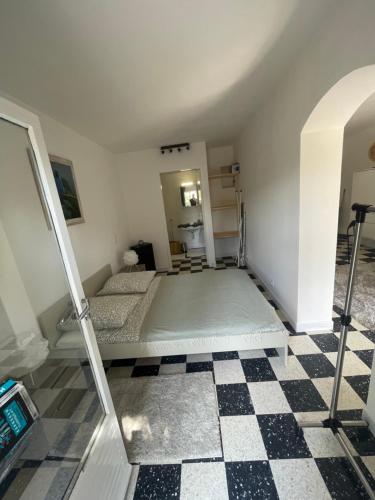 a room with two beds and a checkered floor at Appartement plein centre avec jardin in Saint-Tropez